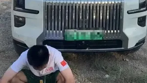 Автомобиль туриста заблокировал себя после въезда в Казахстан