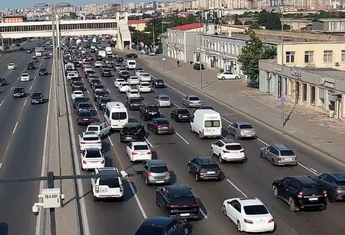 В Баку наблюдаются заторы на основных дорогах