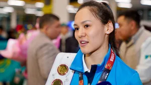 Чемпионка из Казахстана с разгромом вышла в четвертьфинал Кубка мира по боксу