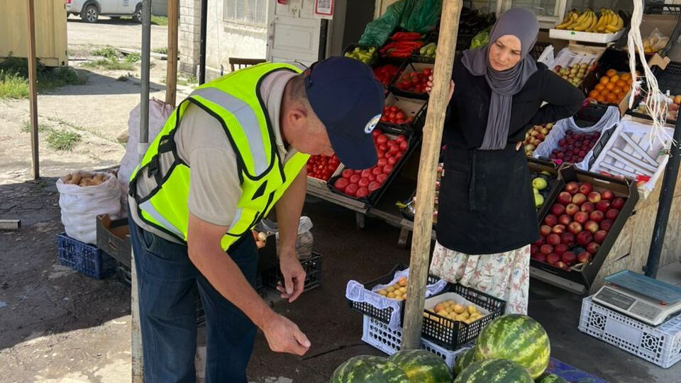 В Бишкеке и регионах проверили продукцию на рынках на нитраты (фото)