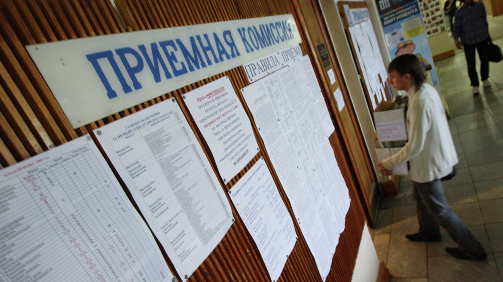 Пороговый балл для поступления в колледжи в КР снижен в последнем туре