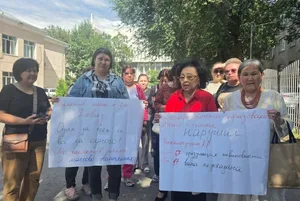 Родители вышли к мэрии Бишкека в поддержку уволенного директора школы № 24