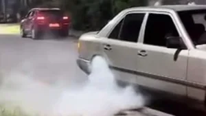 Жгли покрышки ради видео - два водителя в Шымкенте лишились автомобилей