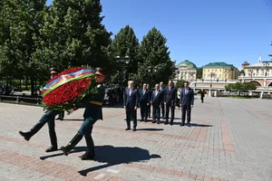 Джейхун Байрамов возложил венок к Могиле Неизвестного солдата в Москве-ФОТО