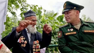 Сохраняя память: военные 201-й РВБ поздравили таджикского ветерана Курской битвы