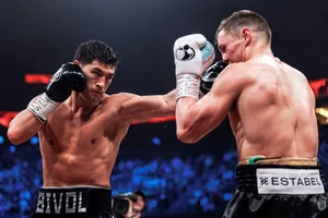 Дмитрий Бивол победил Михаэля Айферта и защитил чемпионские титулы
