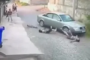 Автомобиль наехал на женщину и детей в Кара-Суйском районе