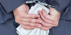 Мужчина за $10 тысяч организовал незаконный выезд китайца из Кыргызстана. Его судили