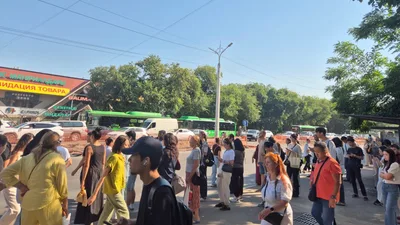 “Пришлось идти 2 километра по жаре” – что происходит на Толе би из-за строительства LRT