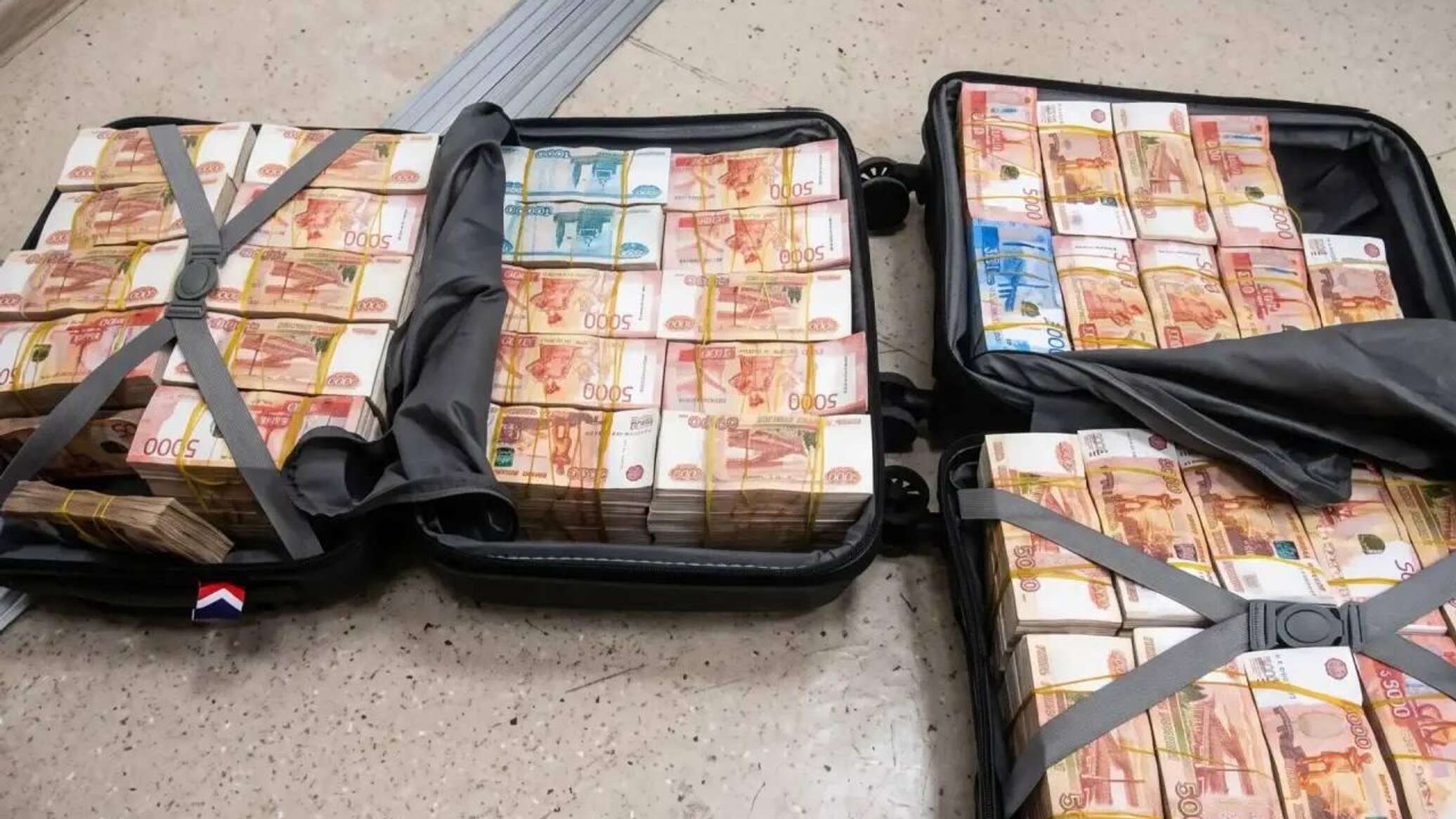 В Бишкек хотели ввезти два чемодана со 177 млн рублей