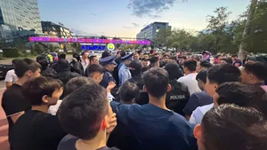 В Атырау водители авто с иностранными номерами массово выступили против проверок и штрафов