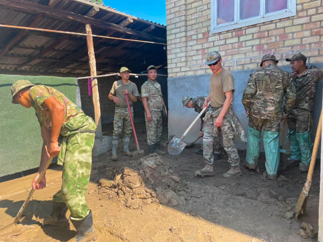 Военные помогают ликвидировать последствия разрушительного селя в Кочкор-Ате
