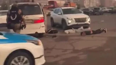 Толпу молодых людей задержали возле супермаркета в Караганде