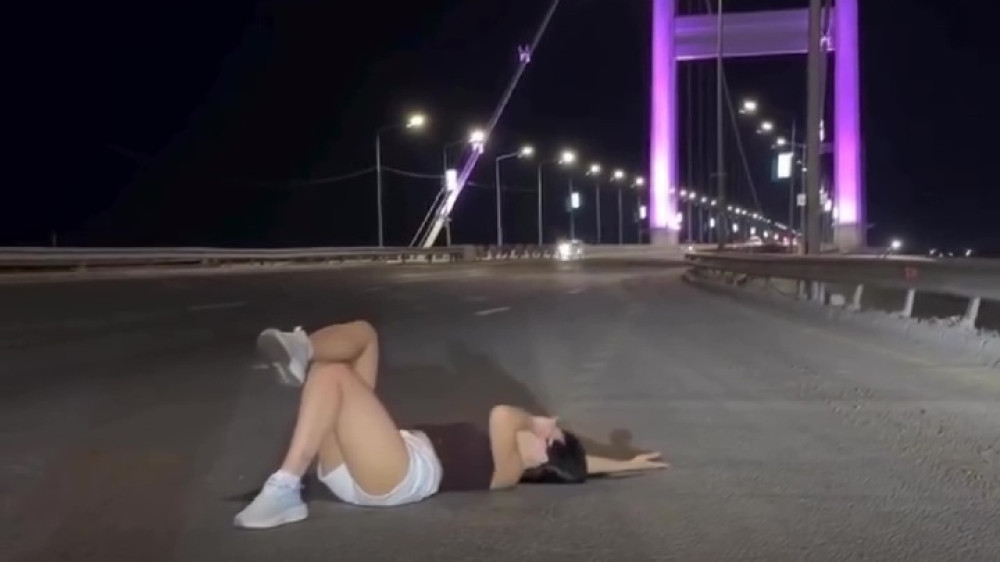 Легла на проезжей части ради фото: чем закончилась съёмка в Семее