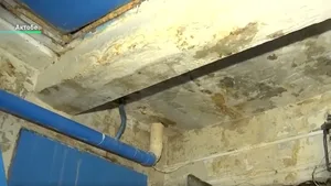 Жители пятиэтажки в Актобе не спят ночами, собирая дождевую воду