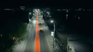 На мосту в Семее появилась новая светящаяся разметка