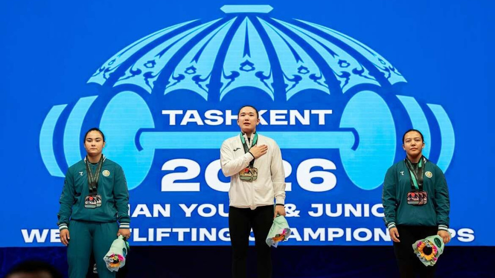 Казахстанская штангистка Аянат Жумагали завоевала золото на чемпионате Азии