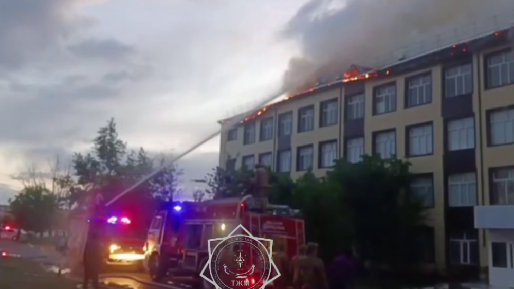 Крупный пожар в здании школы тушат в Аркалыке
