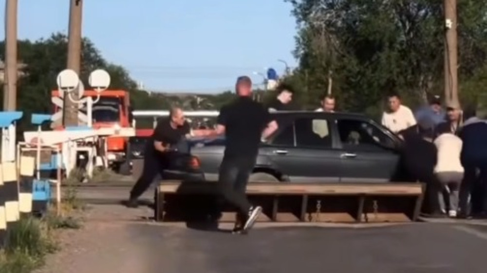 Mercedes застрял на железнодорожных путях в Караганде - видео