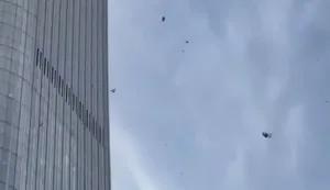 Небольшой самолет врезался в самый высокий небоскреб Пекина (видео)