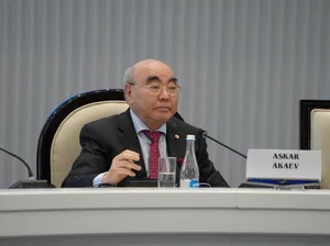 Аскар Акаев прокомментировал свои слова о дополнительном мандате для Садыра Жапарова