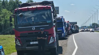 Водители бросили фуры на трассе, пытаясь избежать штрафа, но заплатили в разы больше