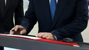 Президент Кыргызстана подписал закон о государственном протоколе
