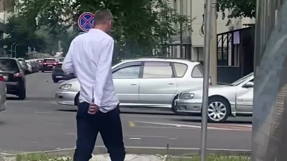 Мужчина с ножом напугал жителей Алматы - видео