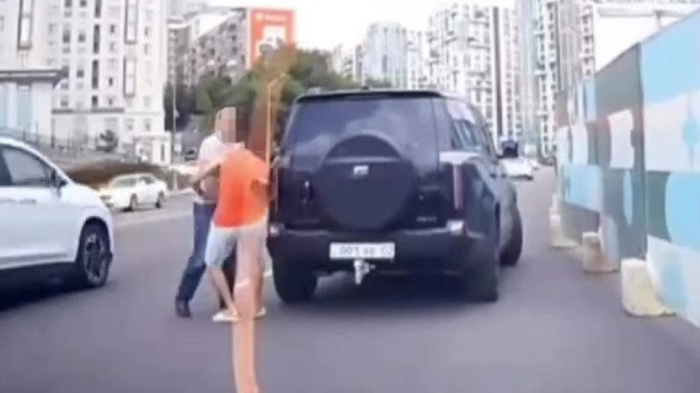 Догнал и ударил: водителя из резонансного видео задержали в Алматы