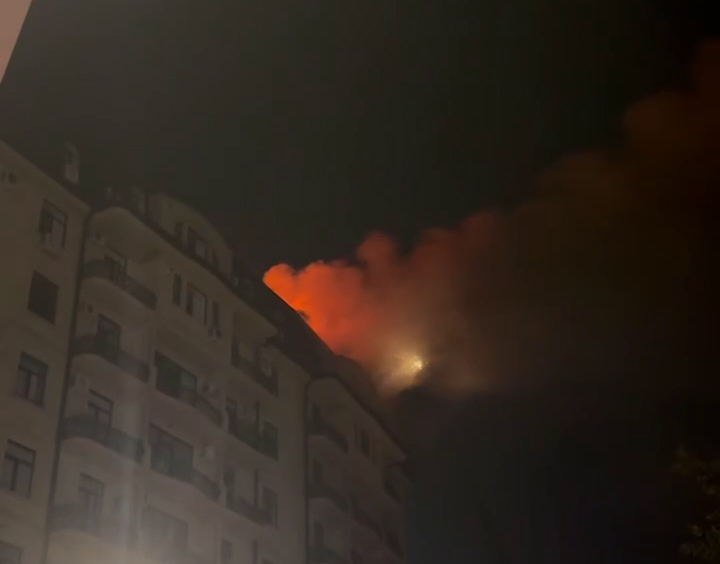 В Ташкенте загорелась крыша многоэтажного дома. Видео