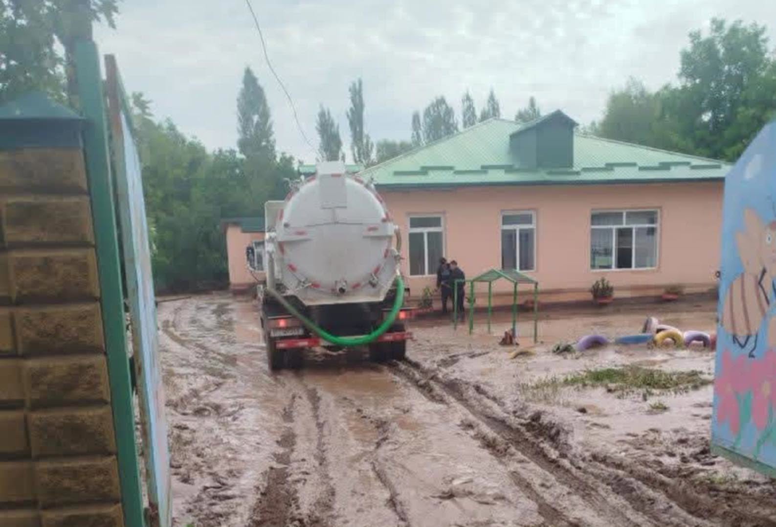 В Кара-Суйском районе сель затопил десятки домов, школу и больницу