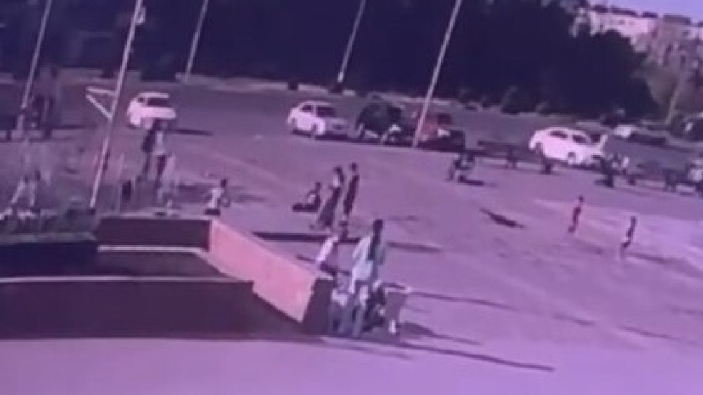 Ребенок провалился под землю в центре Экибастуза: момент попал на видео