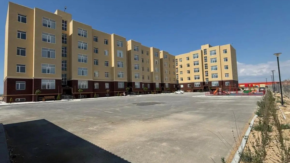 В Актау сироты и инвалиды получили квартиры в новом доме, где отсутствует водоснабжение