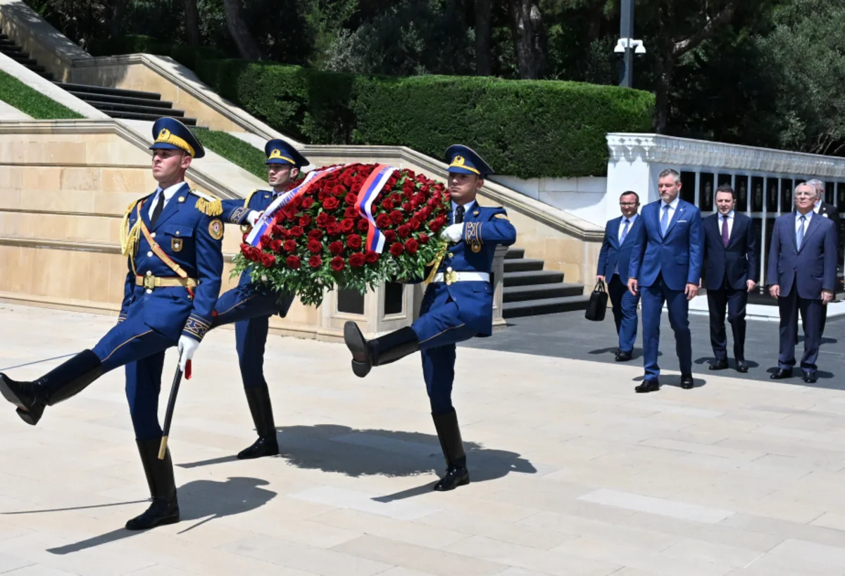 Петер Пеллегрини почтил память шехидов в Баку