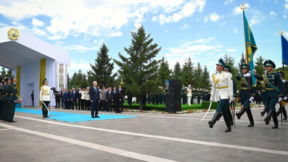 Токаев принял участие в церемонии подъёма Государственного флага