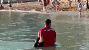 Спасатели вытащили девушку из воды на Сайране - видео