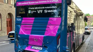Беспилотный автобус протаранили в Швеции через час после запуска