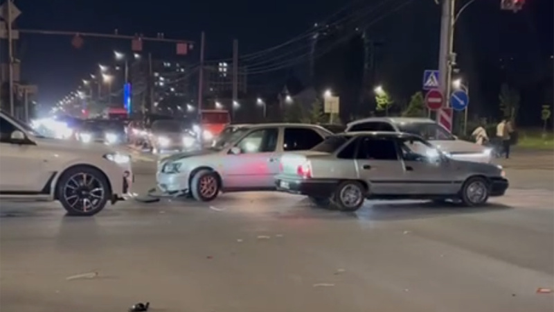 В Бишкеке в "Джале" столкнулись два автомобиля (видео)