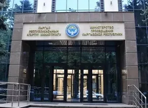 Минпросвещения почти 80 процентов своего бюджета направляет на выплату зарплат
