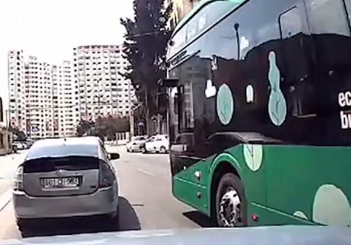 В Баку водитель бросил автобус посреди дороги