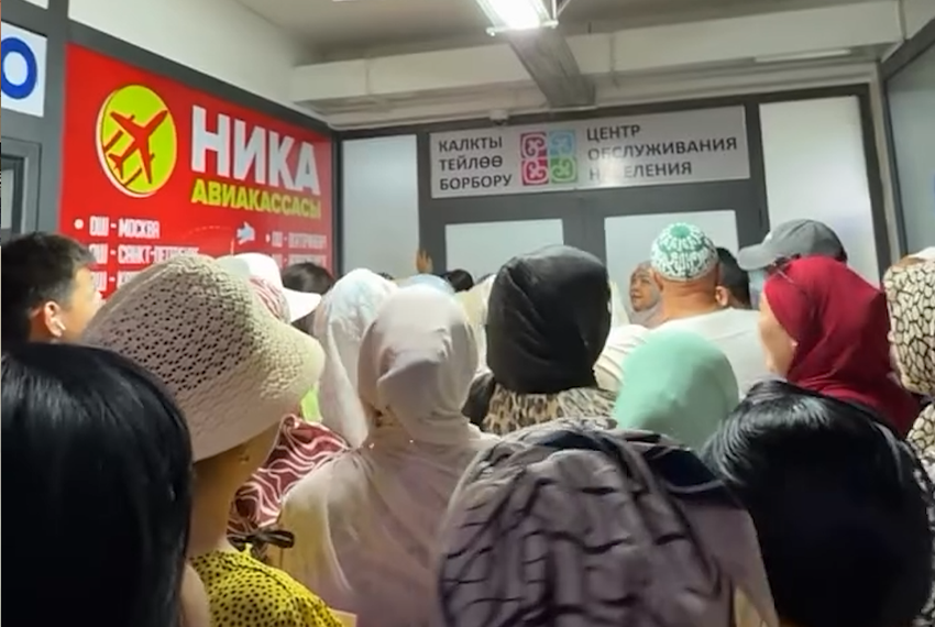 В Оше женщина с ребенком оказалась в давке у входа в ЦОН