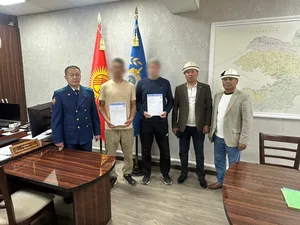 В Чон-Алайском районе двум детям-сиротам выдали землю под строительство дома