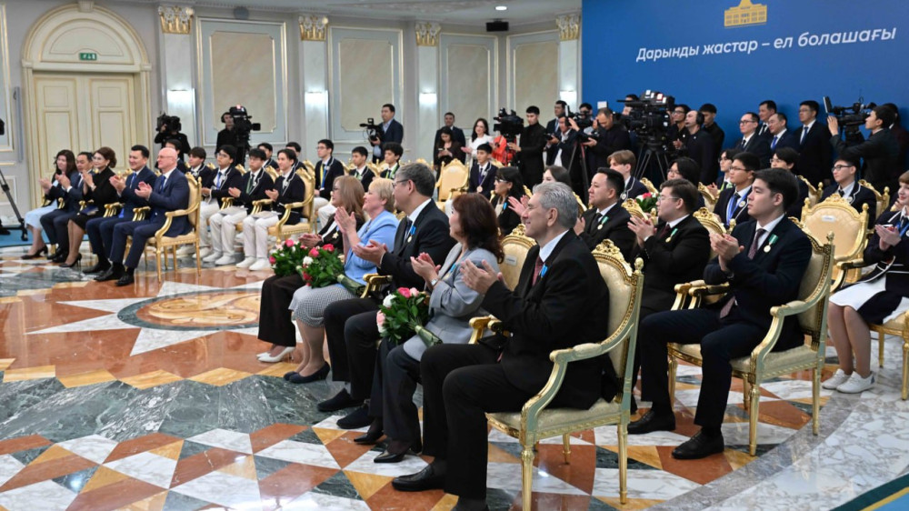 Президент рассказал, кого считает подлинными “героями нашего времени“