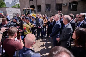Иностранные дипломаты посетили место удара ВС РФ в Киеве, где погибли 24 человека
