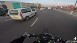 Байкер снял видео дерзкого побега от полиции в Караганде