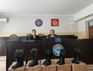 В городе Ош суд прекратил дело в отношении журналистки из-за поста о сапогах