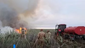 Дым и запах гари накрыли Атырау из-за крупного пожара