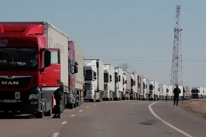 На российско-азербайджанской границе образовалась огромная пробка грузовиков