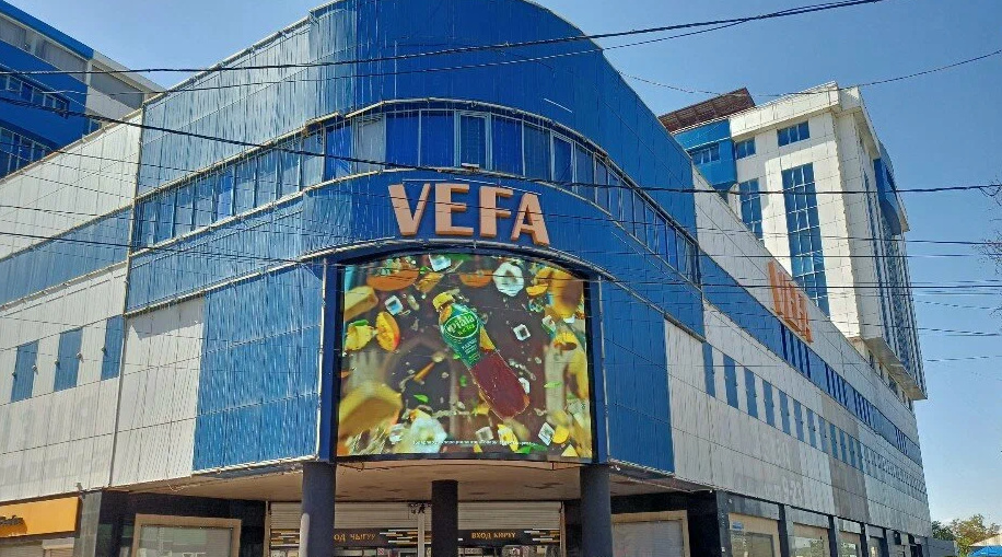 В торговом центре Бишкека с третьего этажа упал ребенок