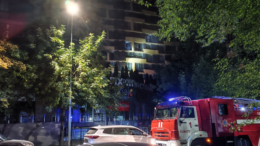Пожар в жилом комплексе в центре Алматы: стало известно о погибшей